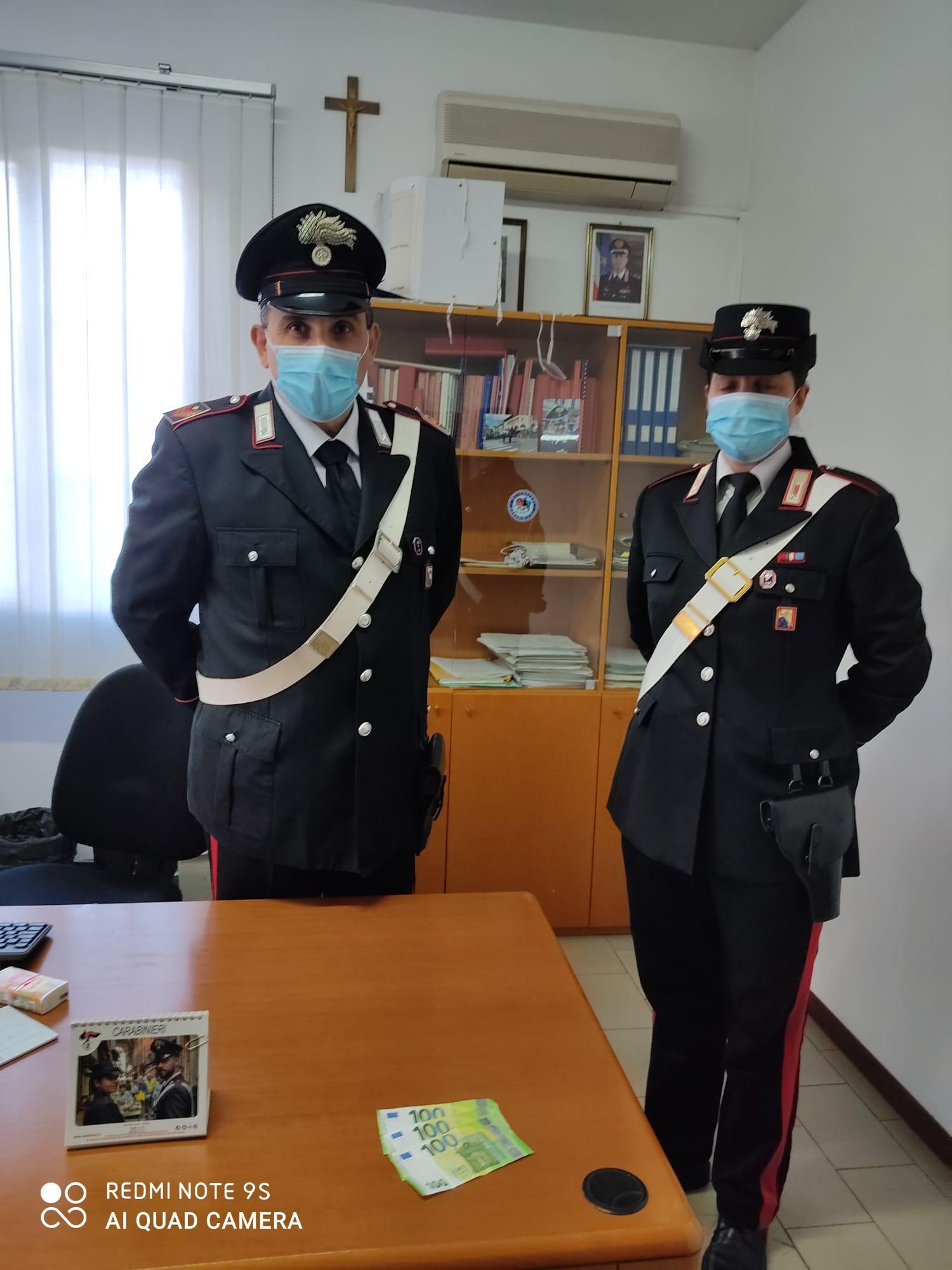 I carabinieri con le false banconote da 100 euro sequestrate