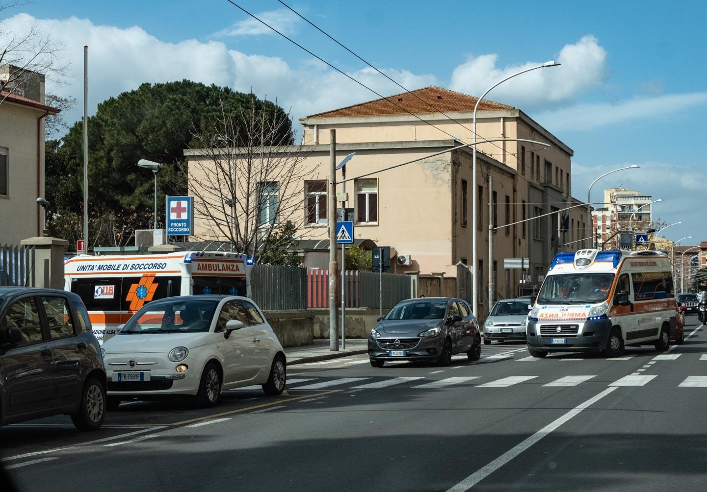 Covid, 13 pazienti trasferiti dall'ospedale all'albergo a Sassari