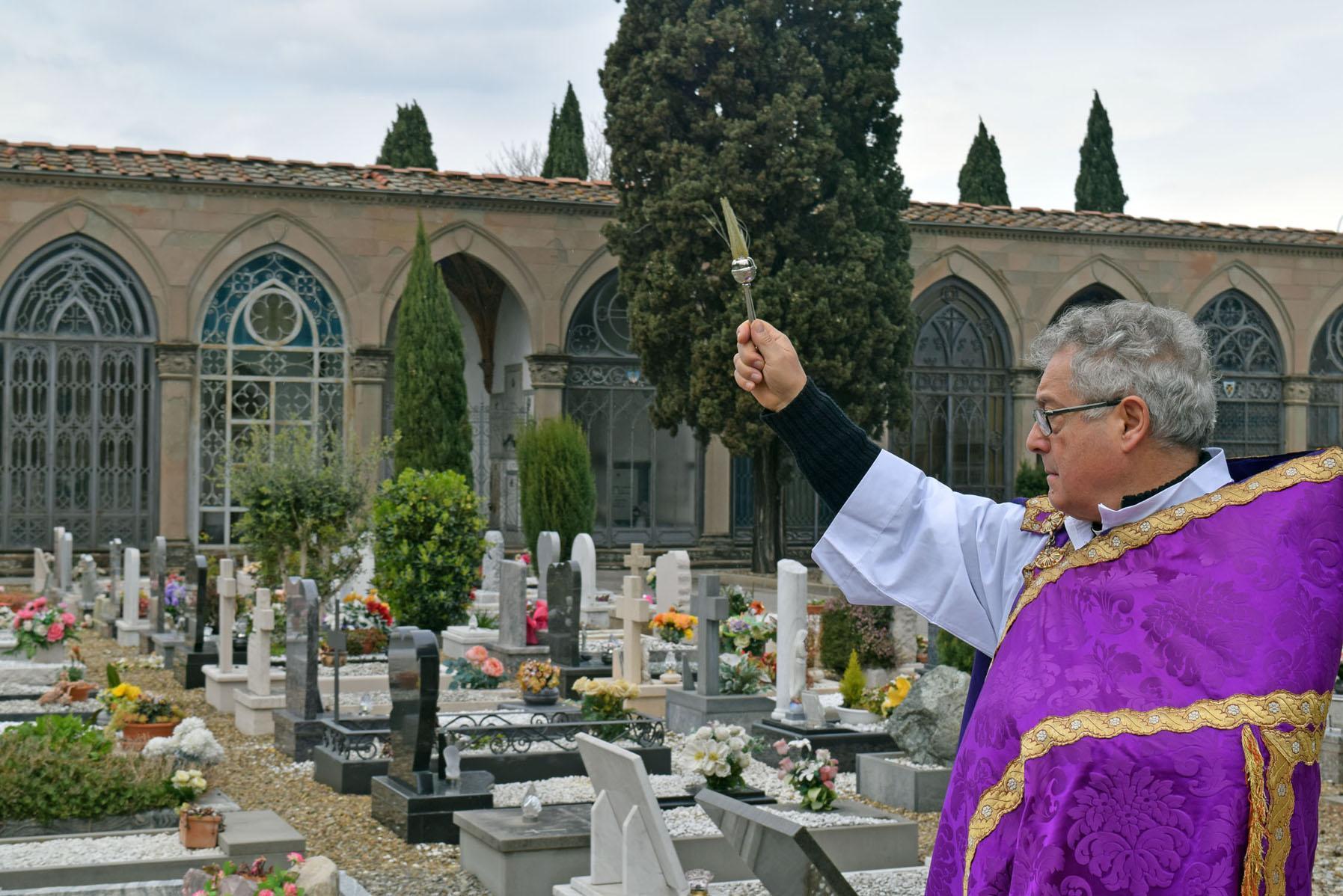 Il vescovo di Prato Giovanni Nerbini benedice le tombe