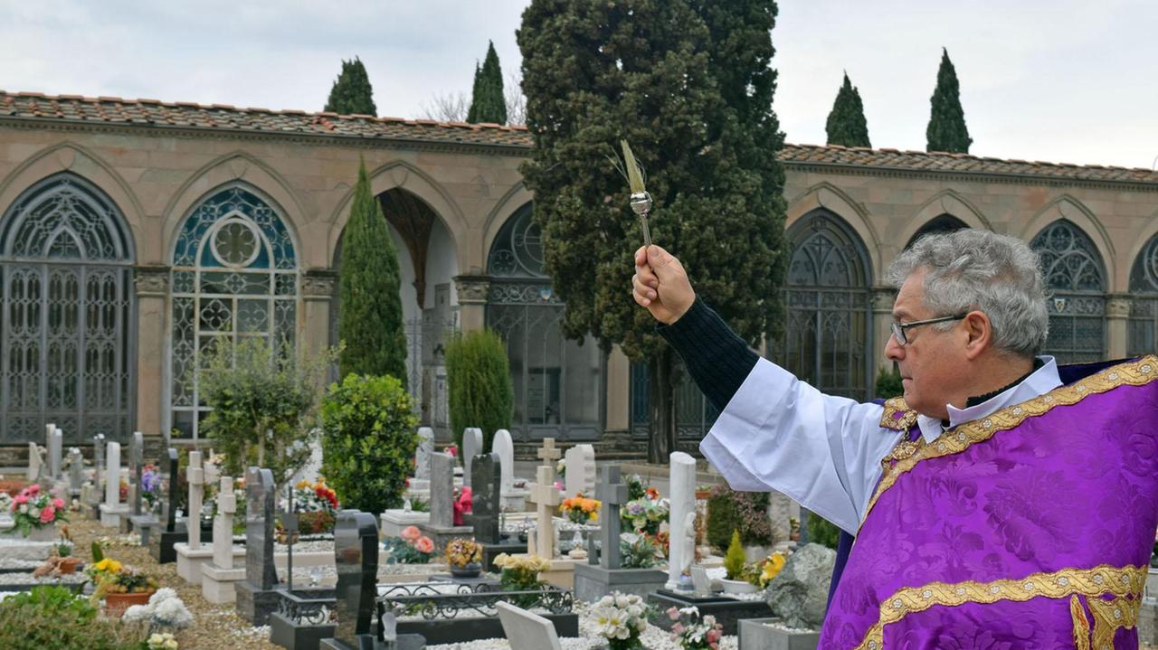 Il vescovo di Prato Giovanni Nerbini benedice le tombe