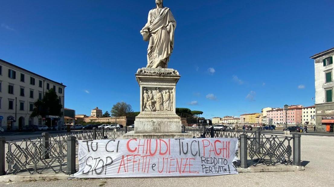 Protesta con manifesti affissi nel centro di Livorno: "Tu ci chiudi, tu ci paghi"
