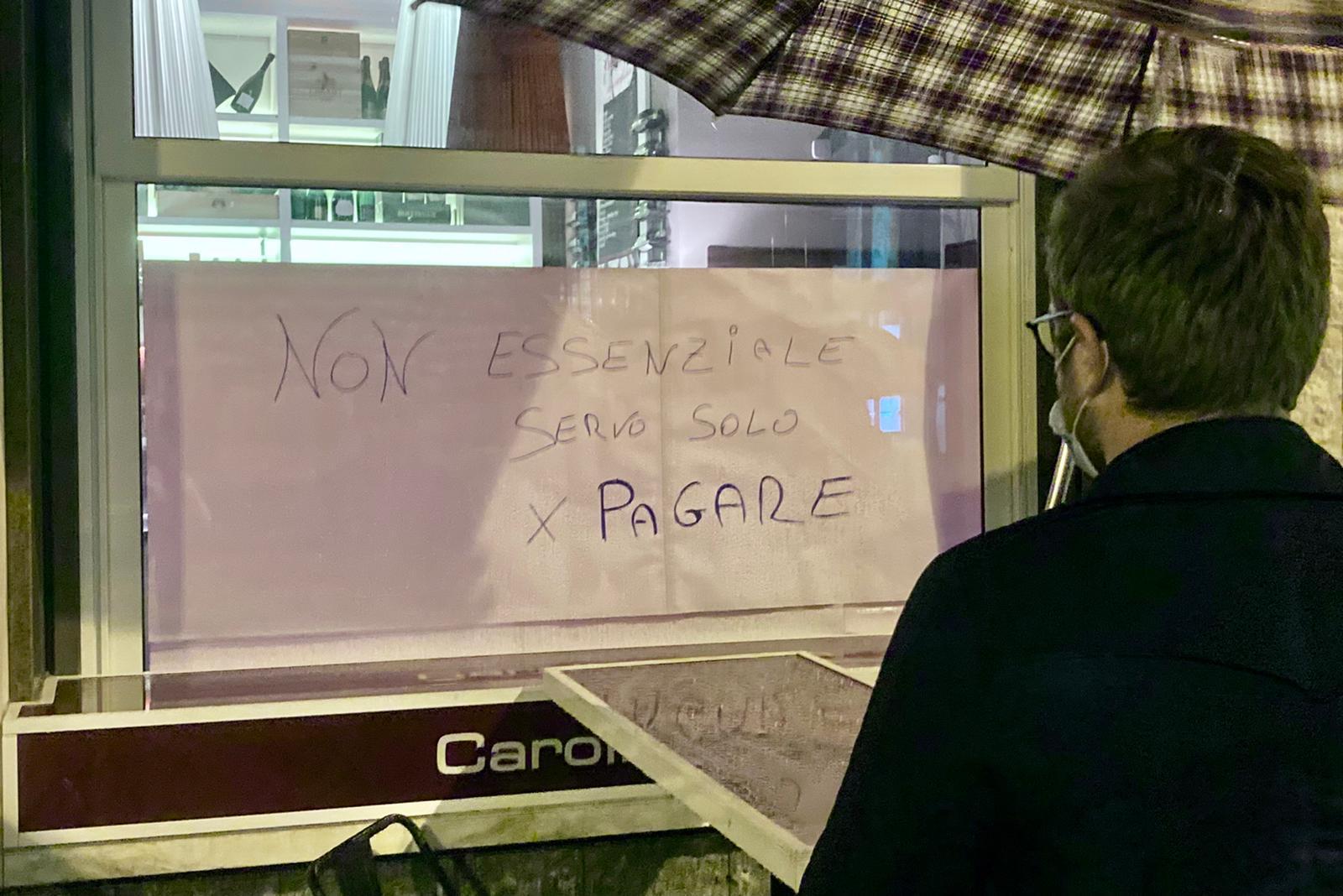 Uno dei cartelloni affissi alla vetrata dal locale Carolina Cafè, in via Cairoli (Foto di Dario Marzi)
