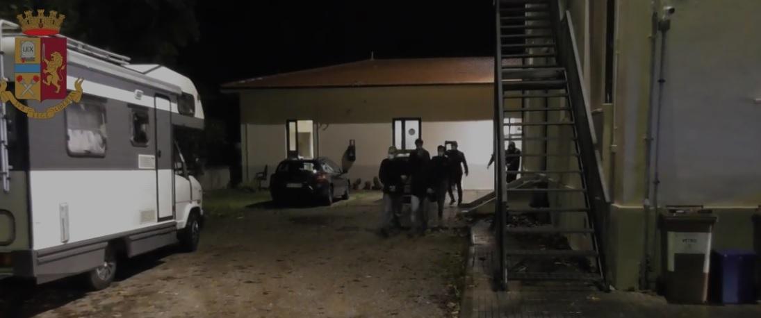 Usano il camper per spacciare, tre arresti: ecco chi sono - Video 