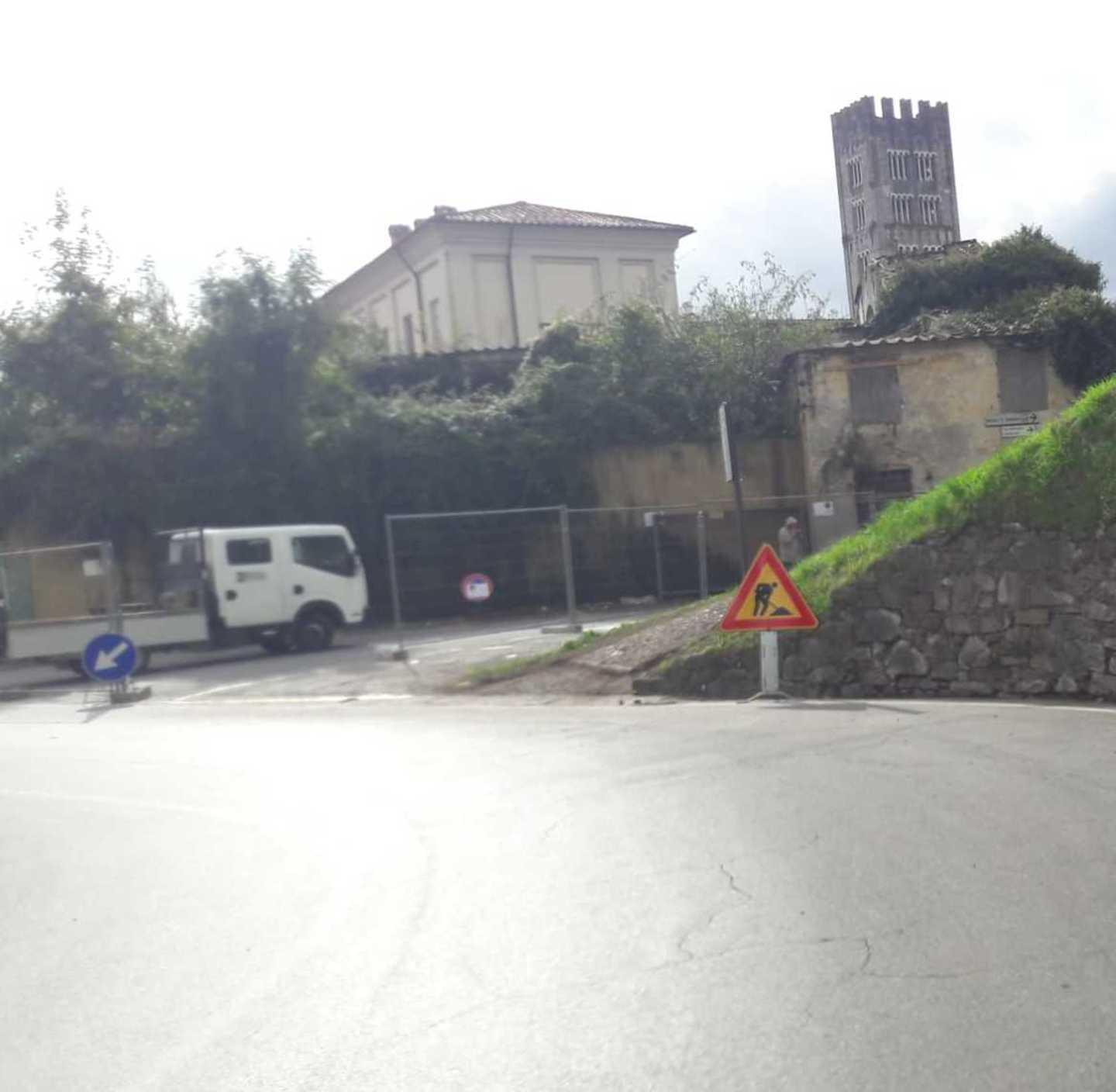 Il cantiere si mangia quindici stalli gialli Protestano i residenti