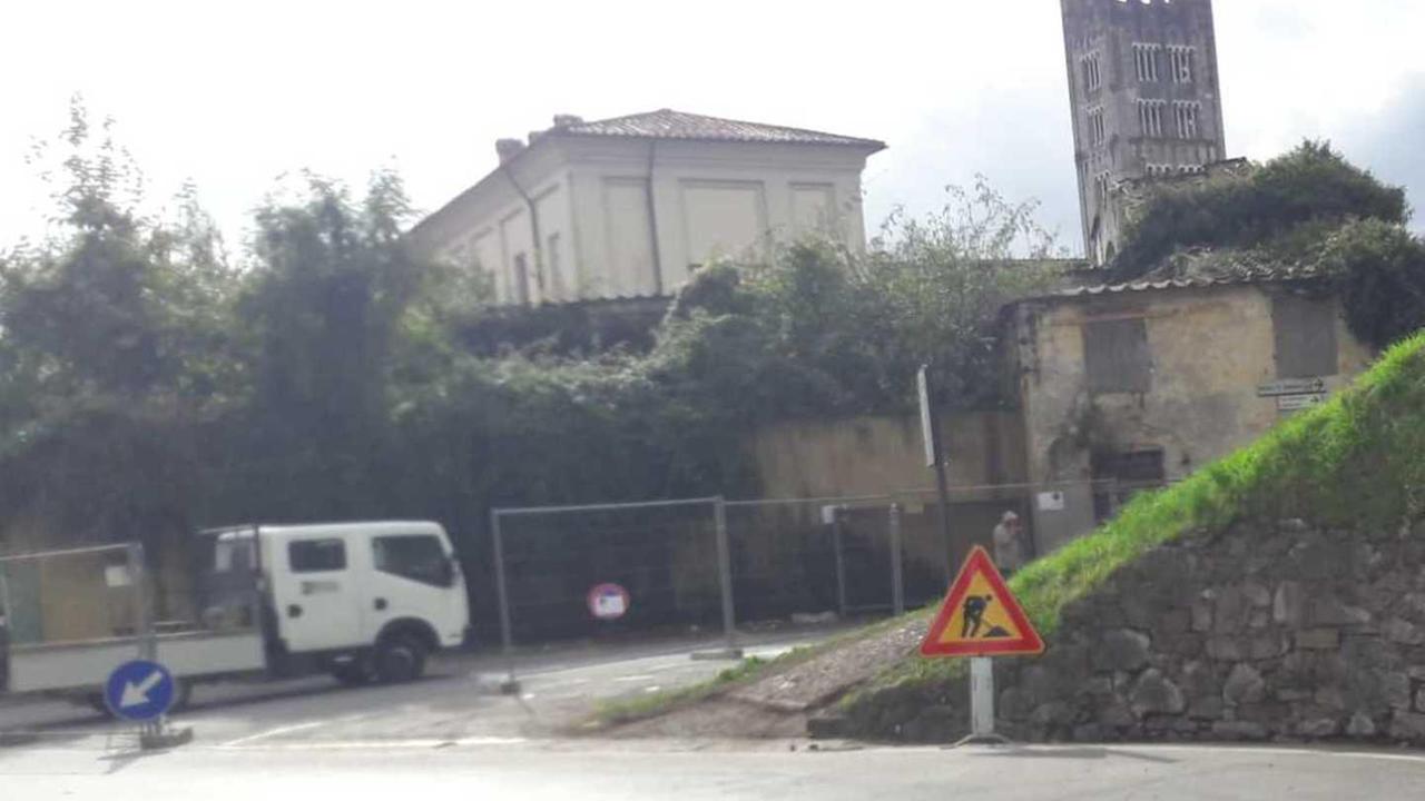 Il cantiere si mangia quindici stalli gialli Protestano i residenti