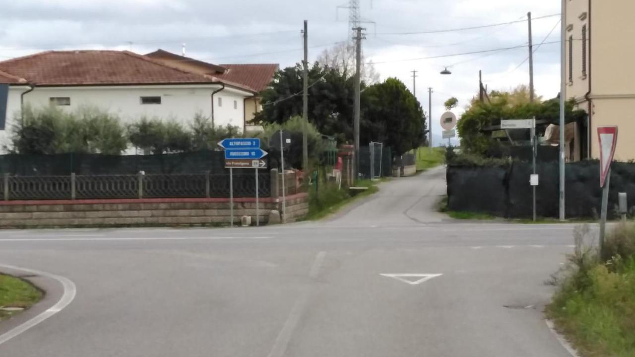 Lesione vertebrale per un pensionato nello scontro tra auto