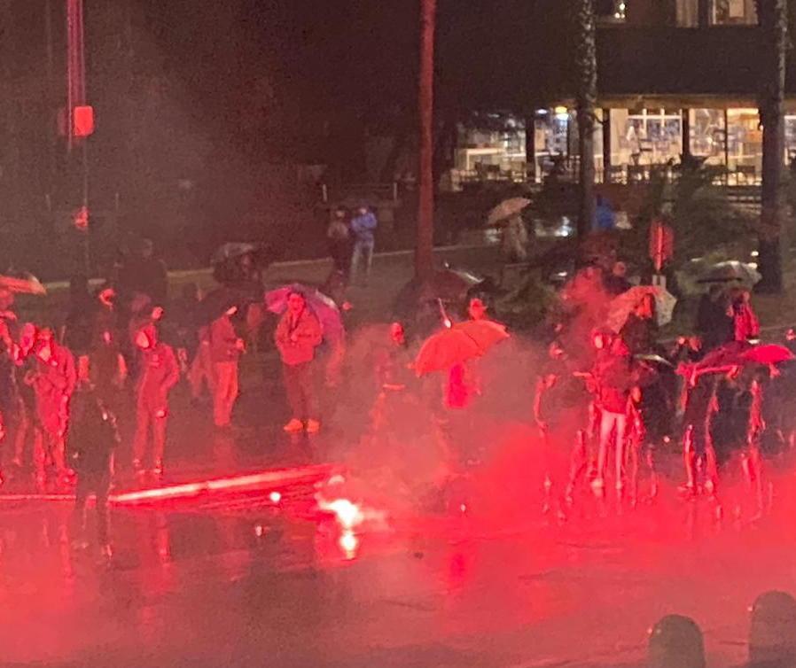 Protesta in piazza contro le misure anticovid petardi, fumogeni e viale a mare bloccato 