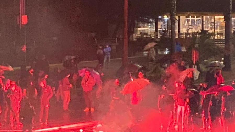 Protesta in piazza contro le misure anticovid petardi, fumogeni e viale a mare bloccato