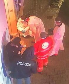 Sviene davanti alla porta della pizzeria Newport