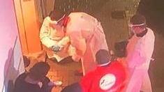 Sviene davanti alla porta della pizzeria Newport