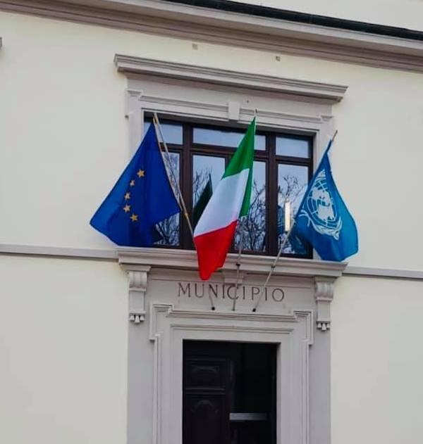 Bandiera sul municipio per i 75 anni dell’Onu 