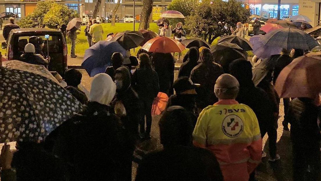 Ristoratori e commercianti in piazza: «Aiutateci, sennò chiuderemo tutti»