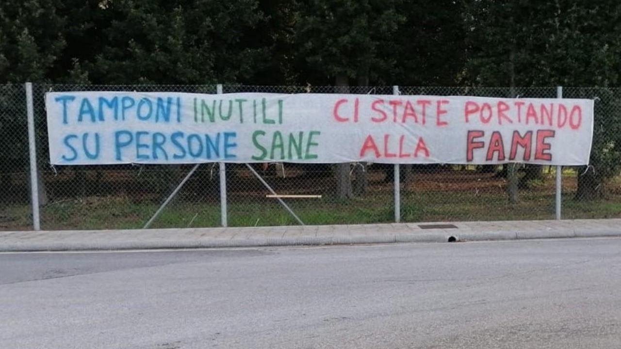 Lo sfogo affidato a uno striscione «Ci portate alla fame»