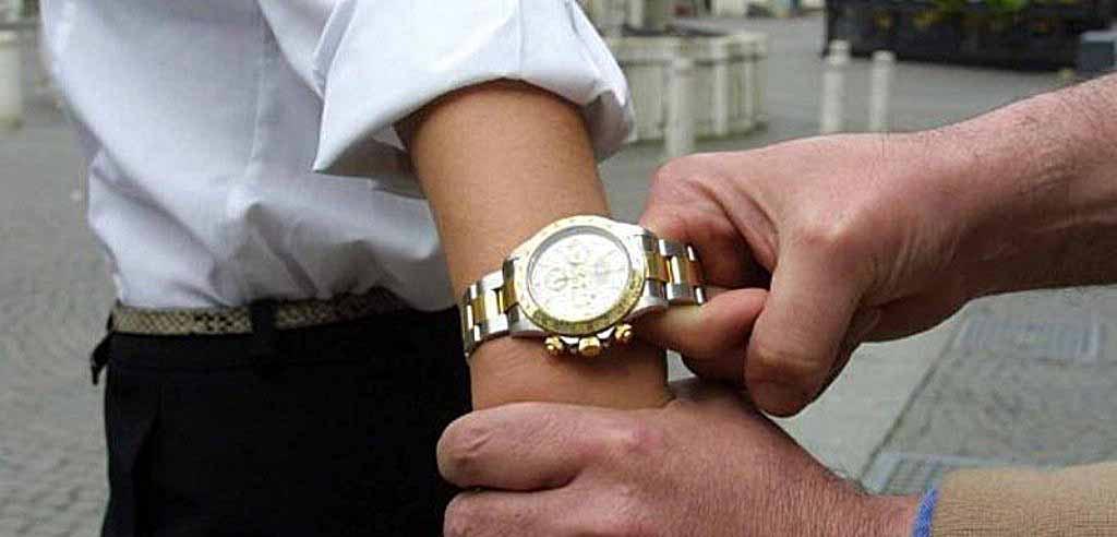 A 85 anni sventa il raggiro e il ladro è costretto alla fuga 