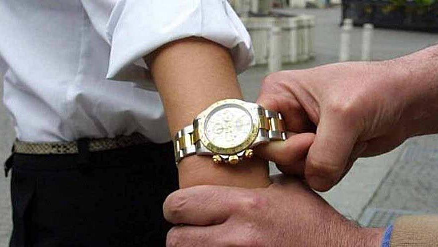 A 85 anni sventa il raggiro e il ladro è costretto alla fuga