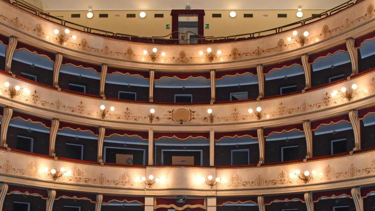 Teatro, dimezzata la stagione L’Atp: non condividiamo il Dpcm