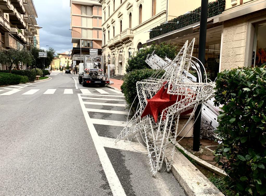 Luminarie pronte alla boutique Bonvicini