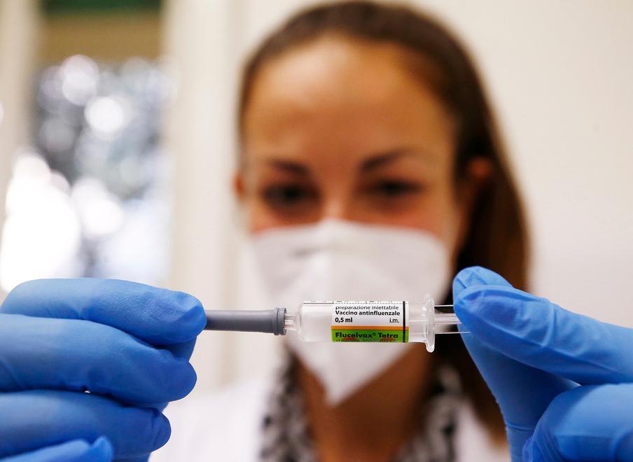 I vaccini non arrivano saltano le prenotazioni 