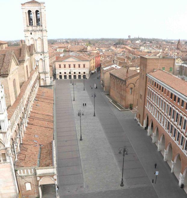 Poca gente in centro a Ferrara «Sta crescendo la paura del virus»