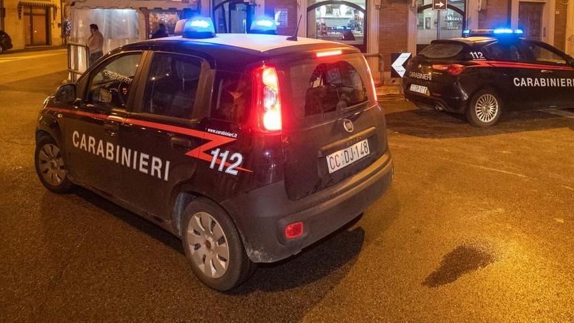 Ubriaco e su di giri scaglia sassi contro bar e auto