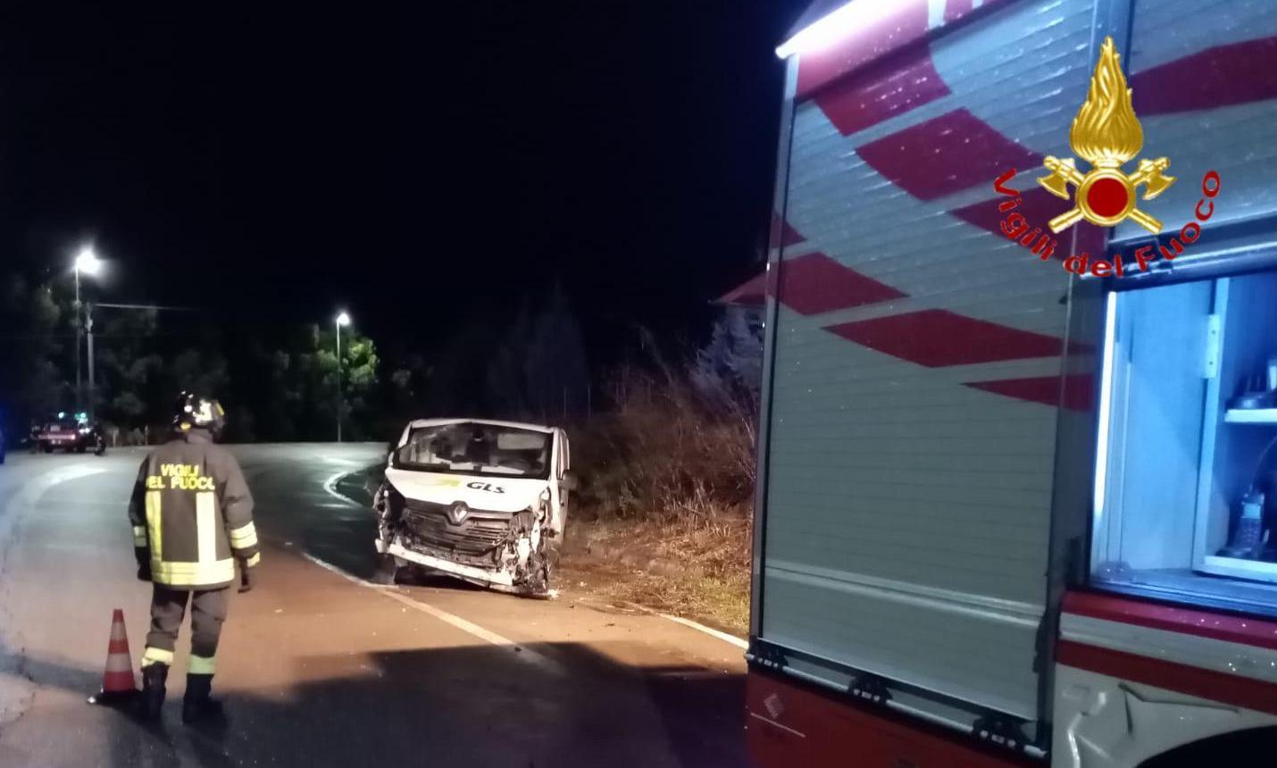 Furgone fuori strada, 38enne ferito