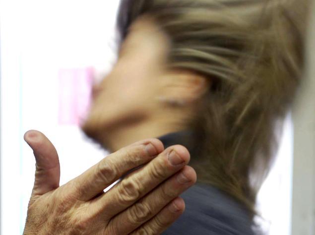 Botte alla compagna, il gip lo allontana 