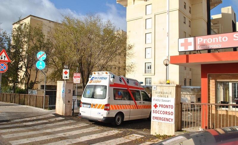 Sassari, paziente positivo ha una crisi: riceve la terapia in ambulanza 
