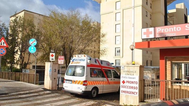 Sassari, paziente positivo ha una crisi: riceve la terapia in ambulanza 