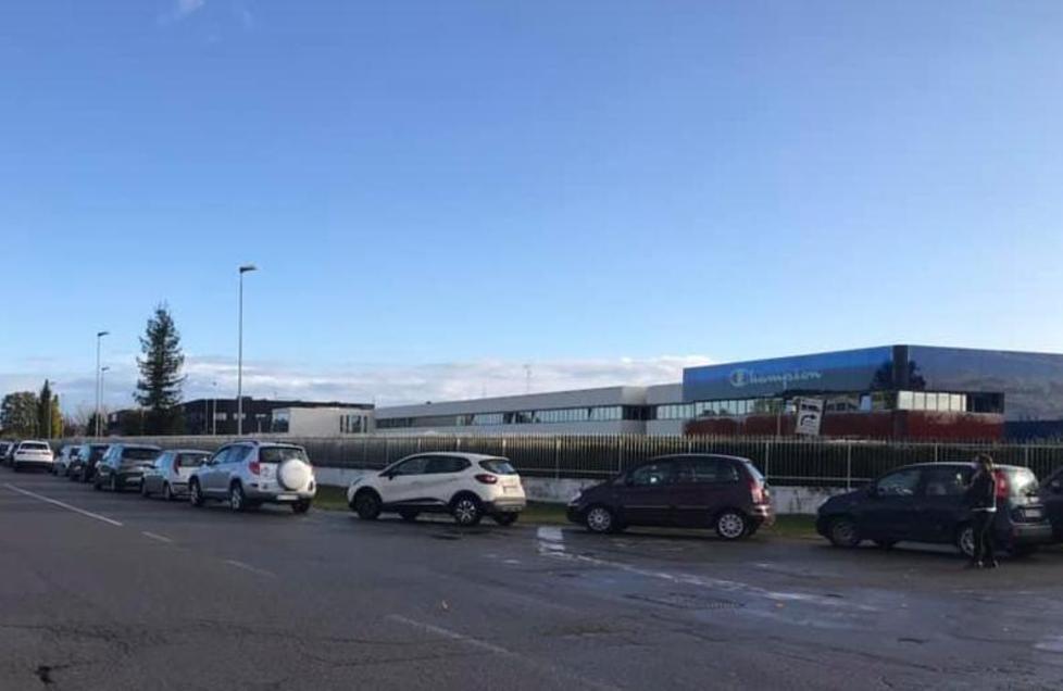 Carpi Tutti in fila per i tamponi L’Ausl si scusa dei disagi «Un errore negli orari» 