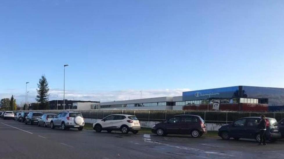 Carpi Tutti in fila per i tamponi L’Ausl si scusa dei disagi «Un errore negli orari»
