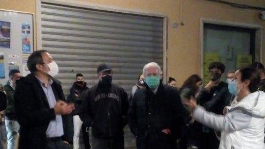 Carpi e torce dei telefoni accese come segno di solidarietà alle attività economiche»