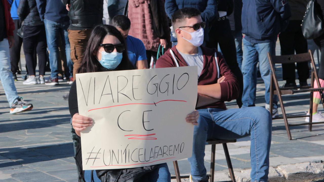 Un cartello esposto ieri durante la manifestazione di protesta in piazza Mazzini, a Viareggio, davanti al mare