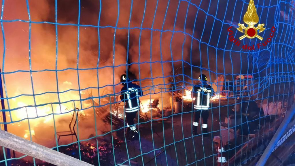 I vigili del fuoco in azione sotto al viadotto
