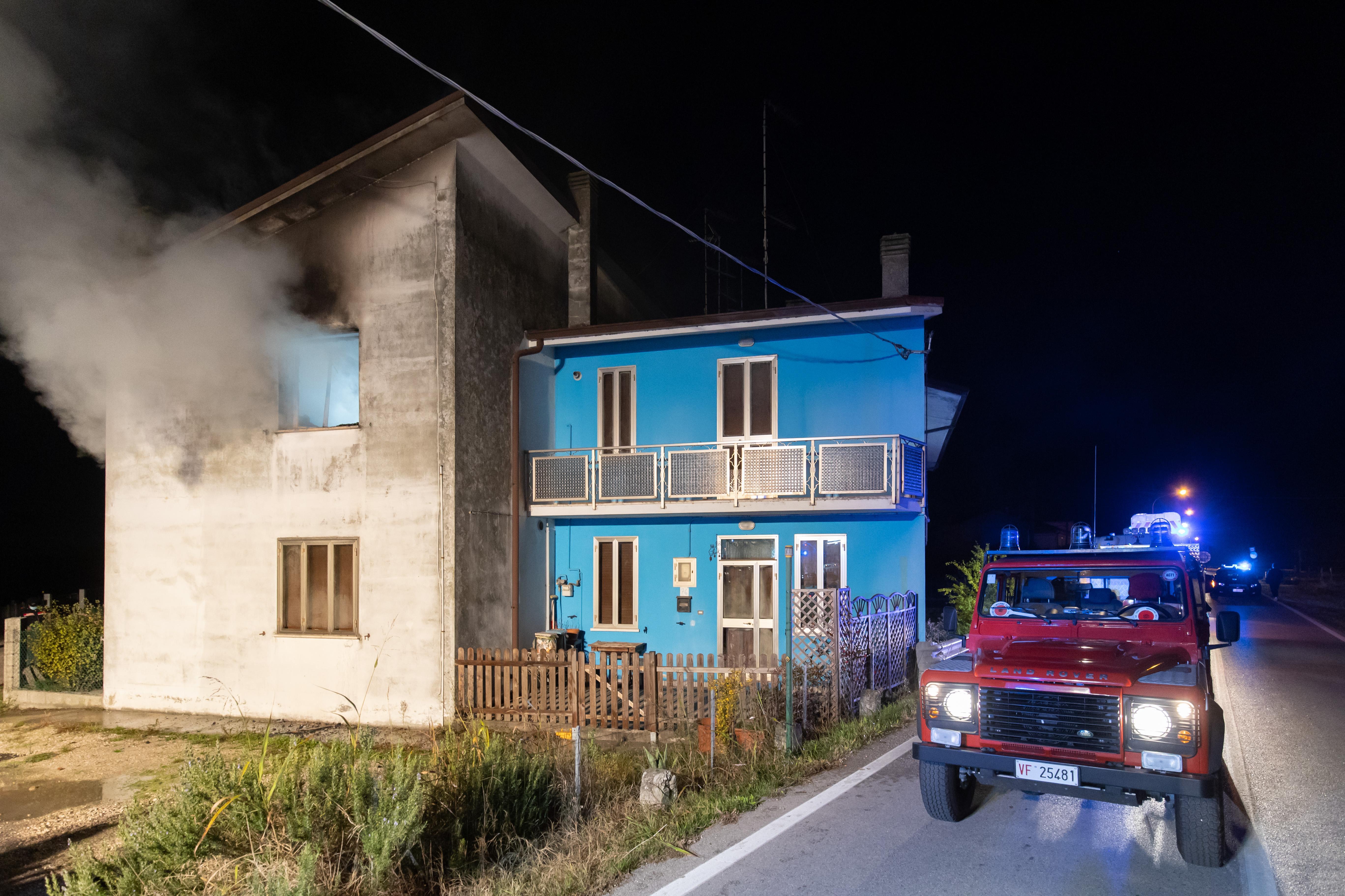 Berra, incendio nell'abitazione di un accumulatore seriale