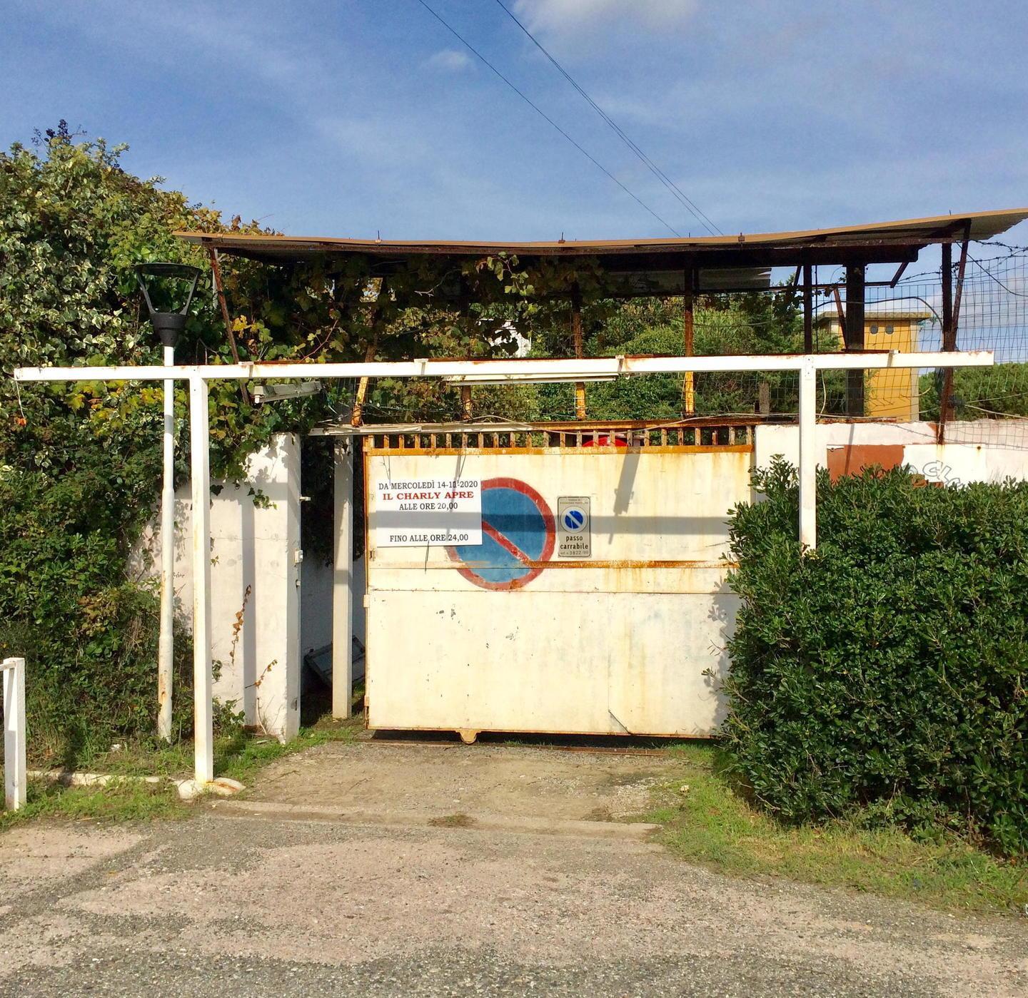 Nel pub dopo mezzanotte: multati in 16. Il titolare ammette: «Abbiamo sbagliato»