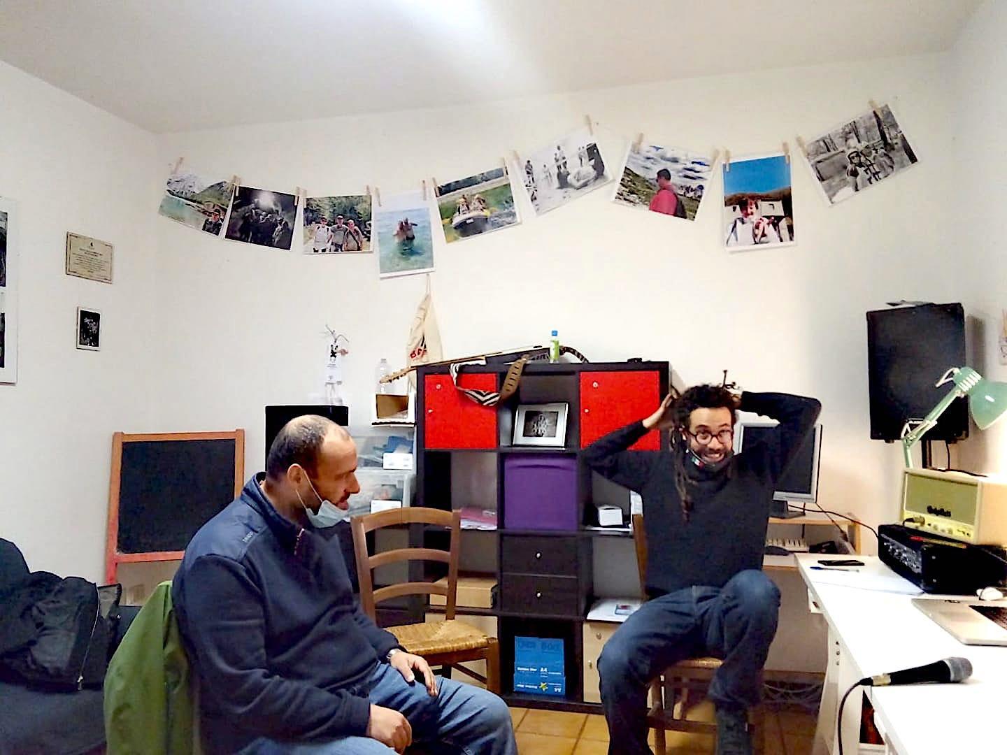 La Cooperative Humanitas del Consorzio Astir e Alice raccontano
in diretta la terapia: la musica di Alessandro e i colori di Paola