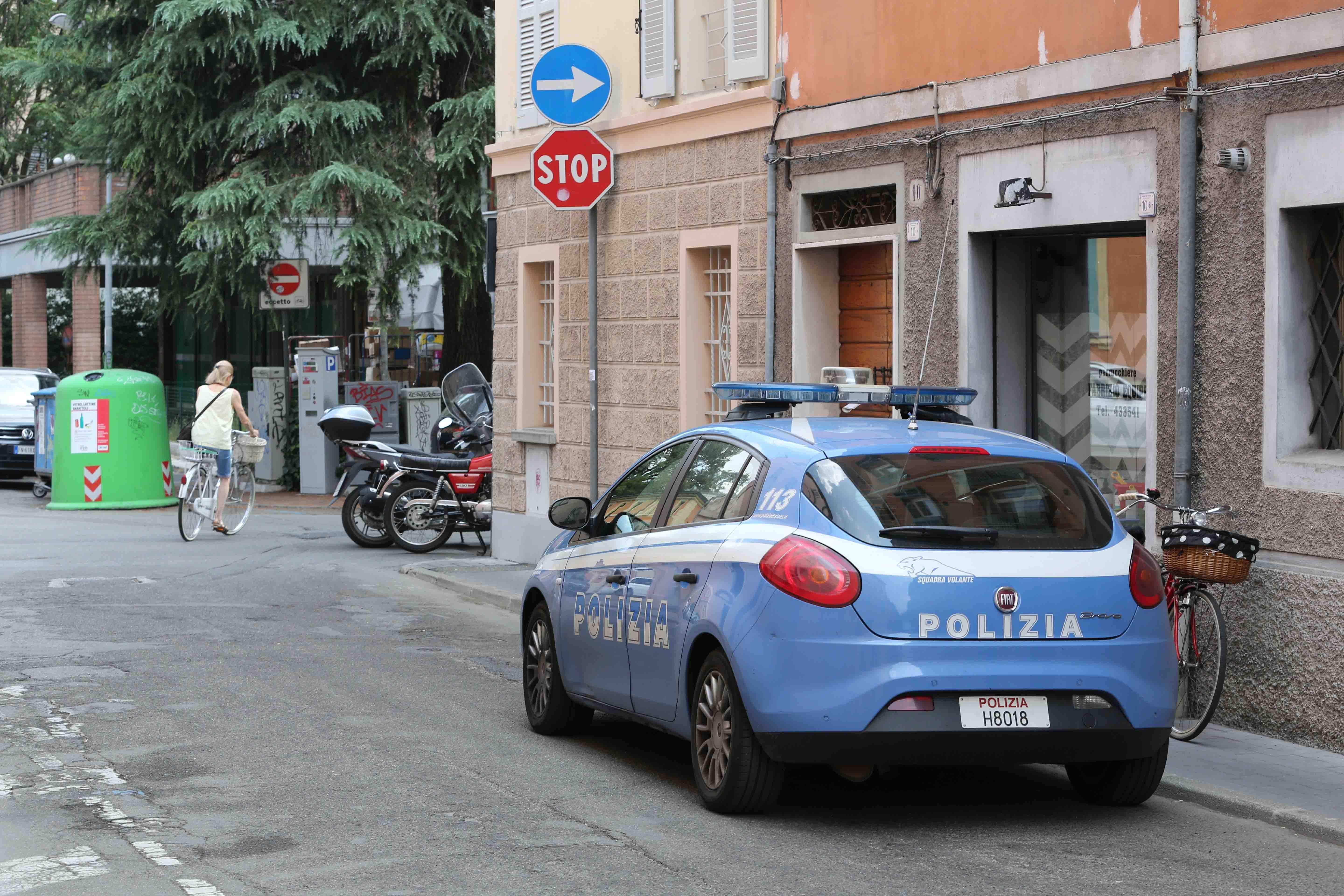 Reggio Emilia, forza la porta di una cantina e vi costruisce un giaciglio: denunciato