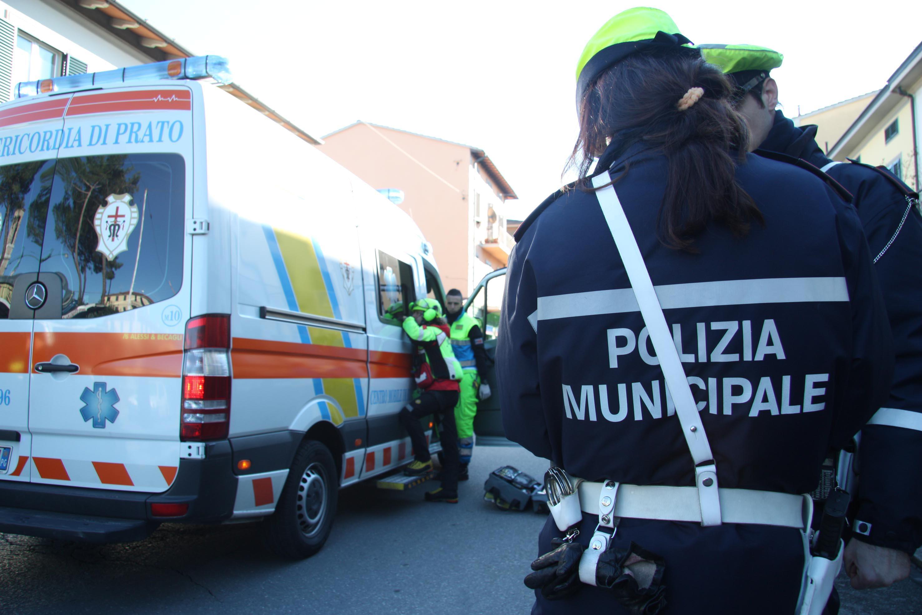 Una pattuglia della polizia municipale sui rilievi di un incidente (foto archivio)