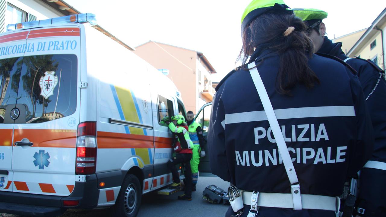 Una pattuglia della polizia municipale sui rilievi di un incidente (foto archivio)