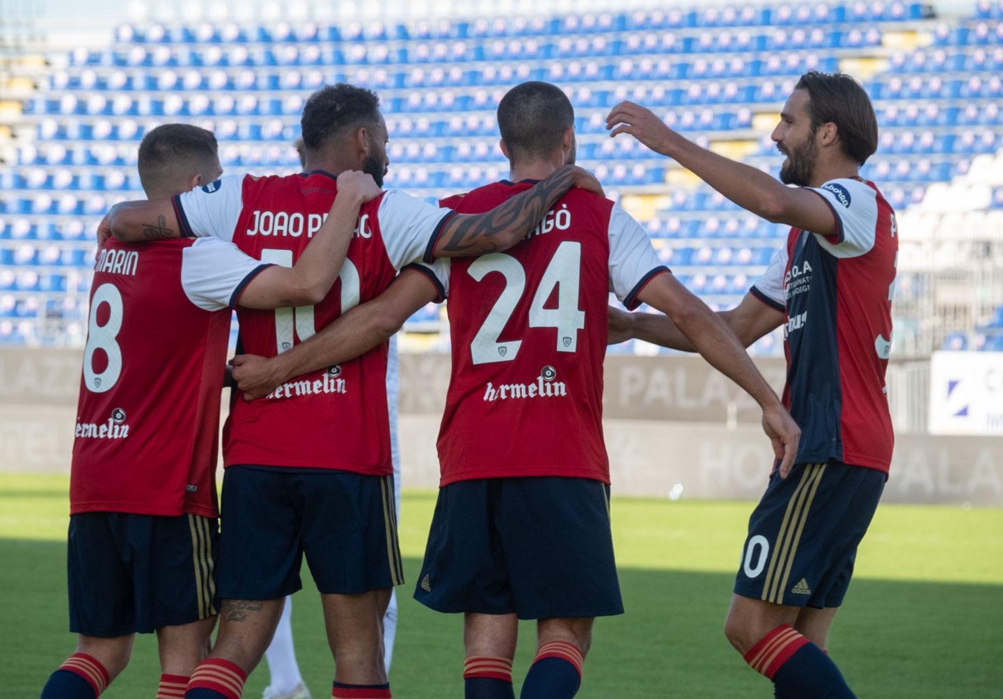 I rossoblù festeggiano Paolo Faragò dopo la rete che ha deciso la partita (foto Mario Rosas)