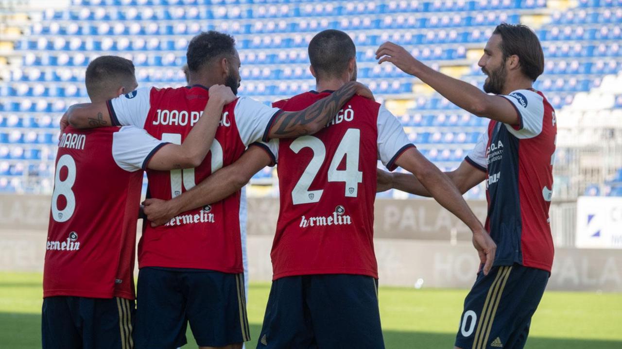 I rossoblù festeggiano Paolo Faragò dopo la rete che ha deciso la partita (foto Mario Rosas)