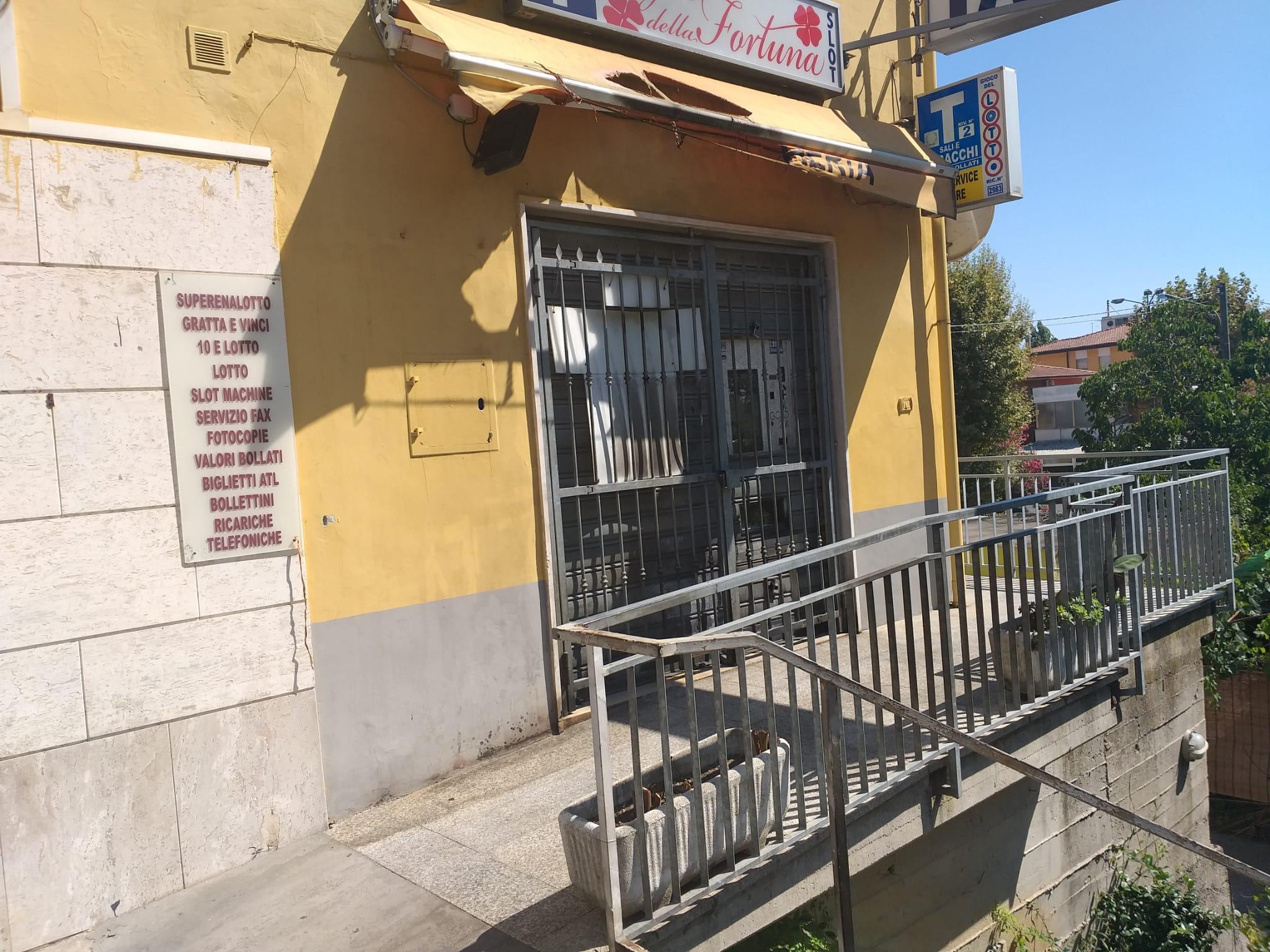 Le scale di fronte al tabacchi dove è stato aggredito l'anziano