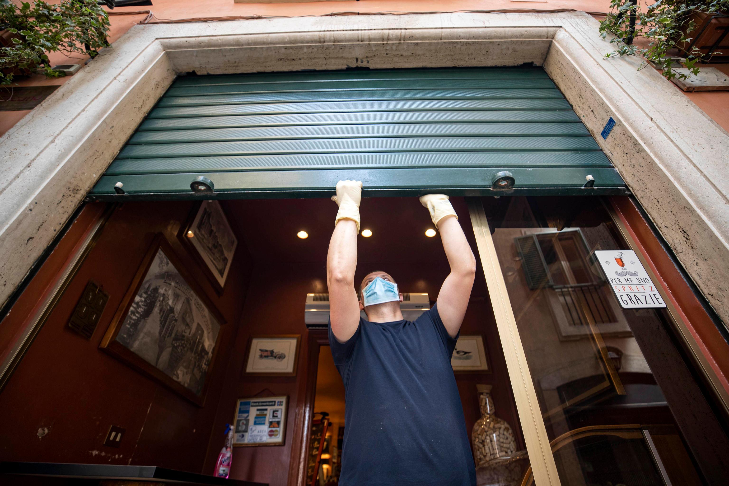 Covid in Sardegna: verso lo stop dei bar alle 20, stretta su trasporti pubblici e arrivi nell'isola