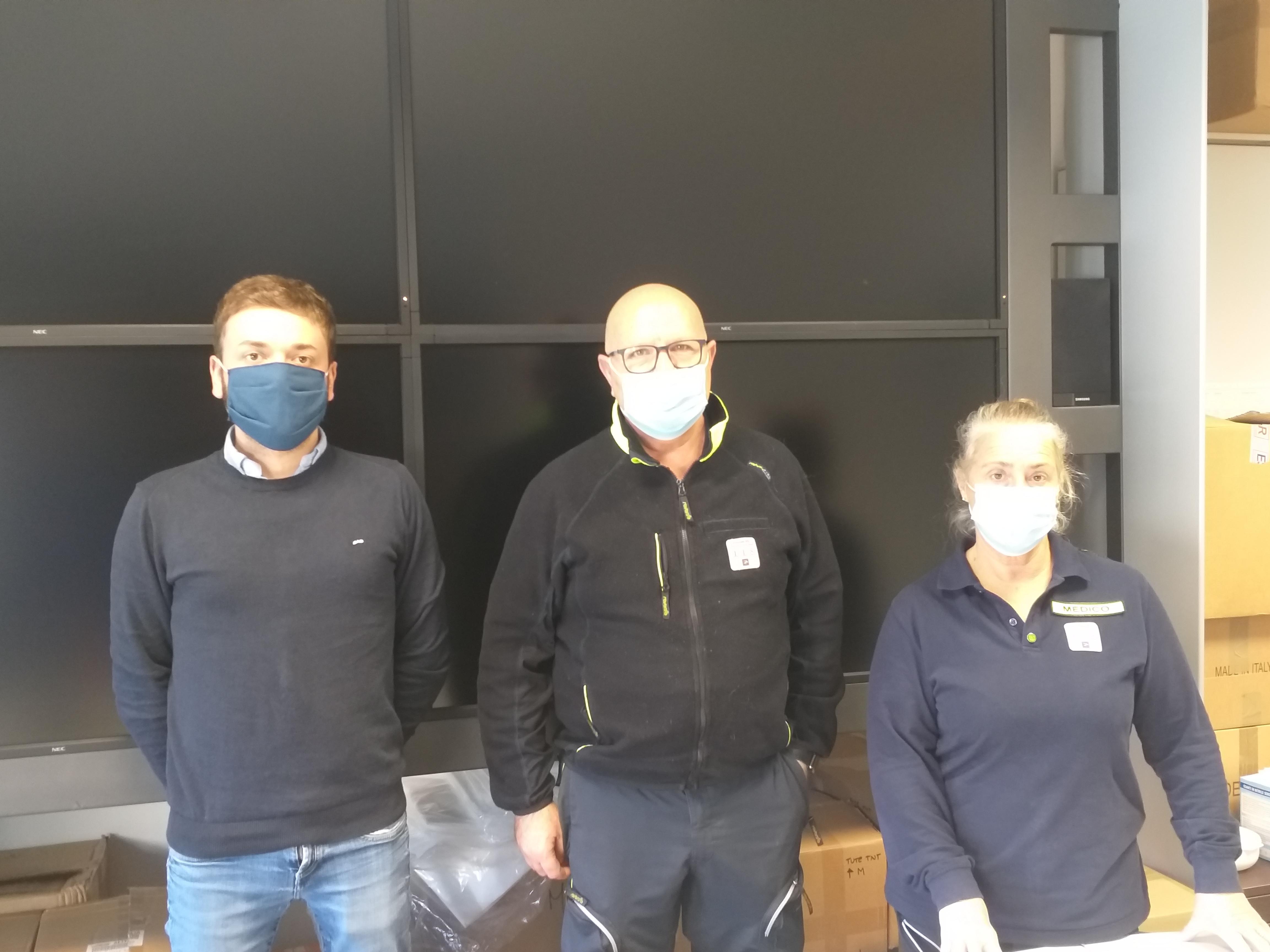 Alessio Bimbi, infermiere della centrale operativa del 118 che ha coordinato i soccorsi, il responsabile del 118 Livorno-Pisa Dario Bitonti e la sua vice Rita Dragoni