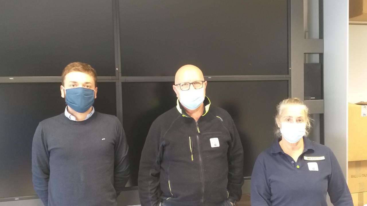 Alessio Bimbi, infermiere della centrale operativa del 118 che ha coordinato i soccorsi, il responsabile del 118 Livorno-Pisa Dario Bitonti e la sua vice Rita Dragoni