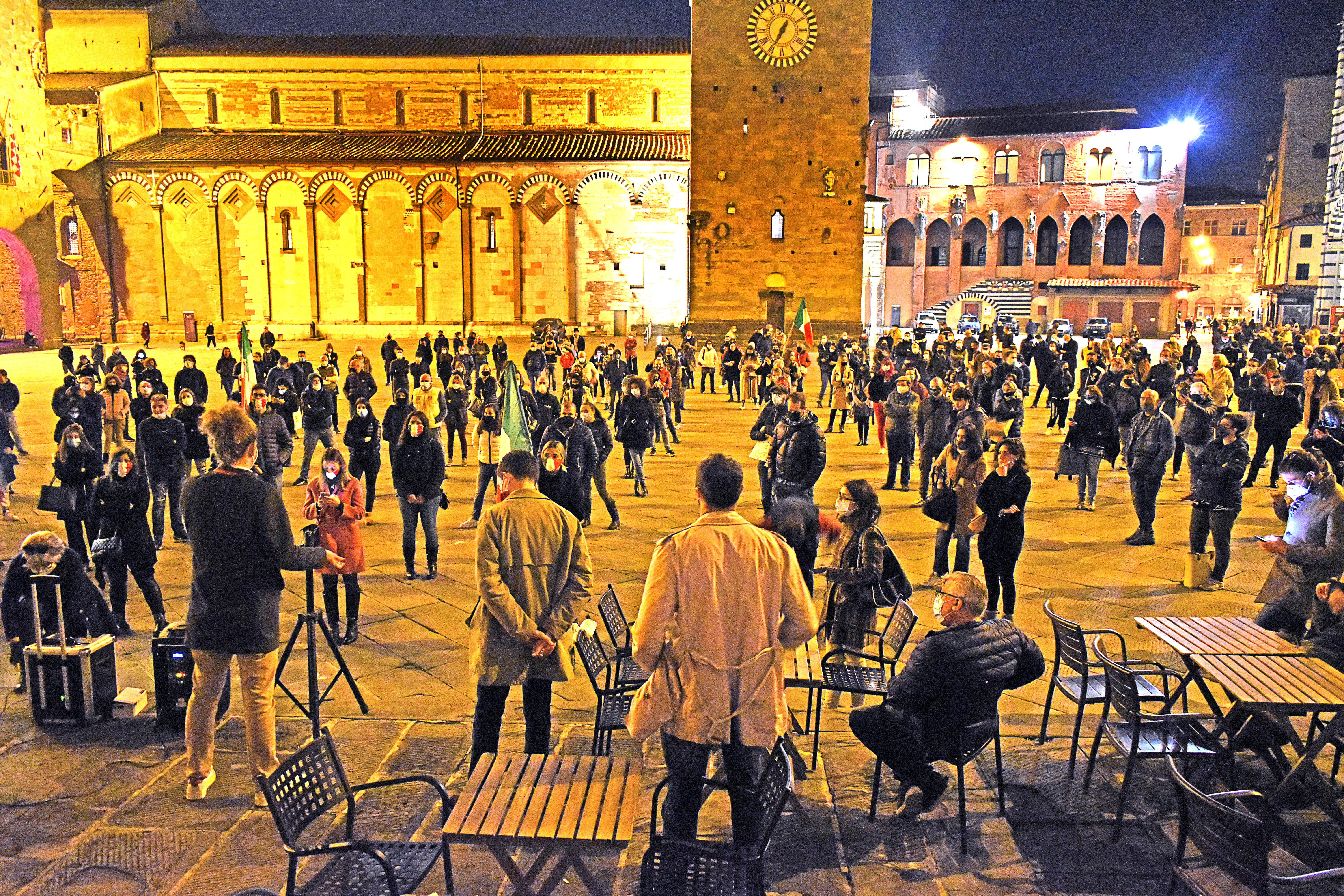 Manifestazione in piazza Duomo a Pistoia "per il diritto al lavoro e contro il Dpcm del governo" 