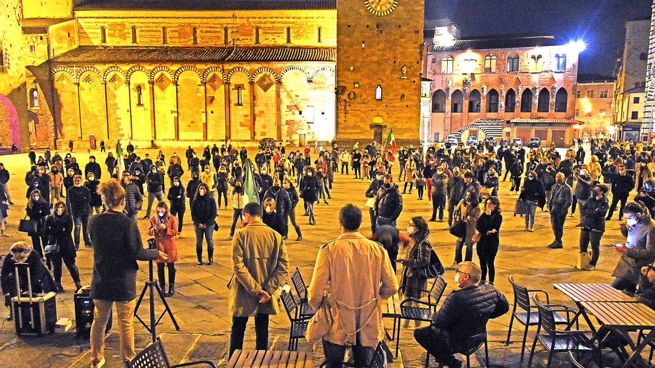 Manifestazione in piazza Duomo a Pistoia "per il diritto al lavoro e contro il Dpcm del governo"