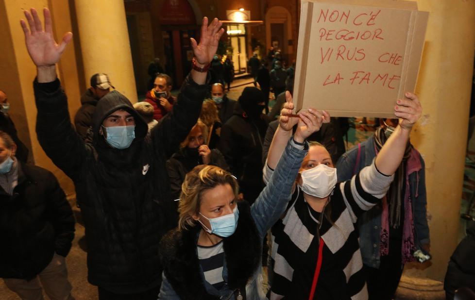 Covid, protesta contro chiusure e mascherine: sfiorato lo scontro davanti al municipio di Reggio Emilia 