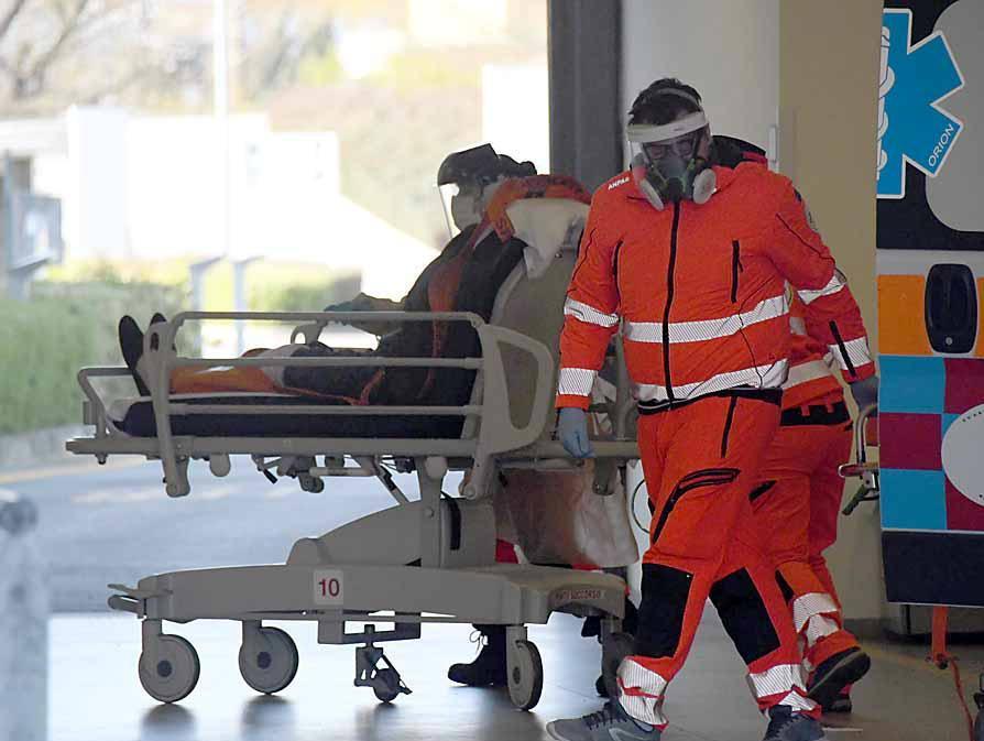 Il dottor Nicolini dall’avamposto 118:«Prima l’onda, ora la marea che sale» 