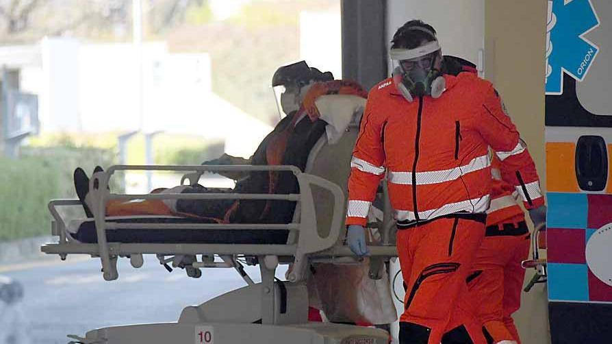 Il dottor Nicolini dall’avamposto 118:«Prima l’onda, ora la marea che sale»